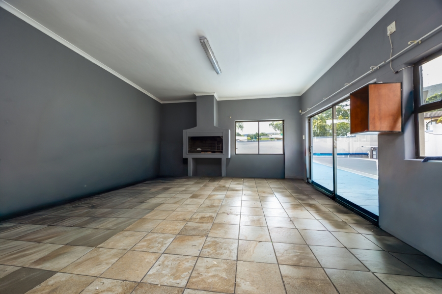 7 Bedroom Property for Sale in Plattekloof Western Cape